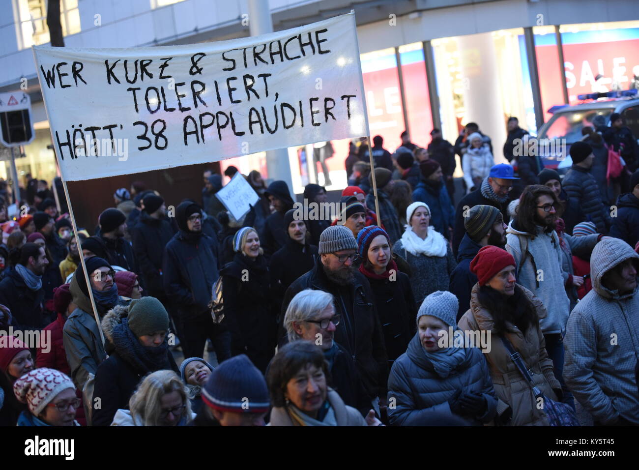 Wien, Österreich. 13 Jan, 2018. die Demonstranten mit einem Banner, während einer Demonstration gegen die Regierung. Das banner liest "Wer verträgt Kurz und Strache, würde Beifall in '38'. Credit: Vincent Sufiyan/Alamy leben Nachrichten Stockfoto