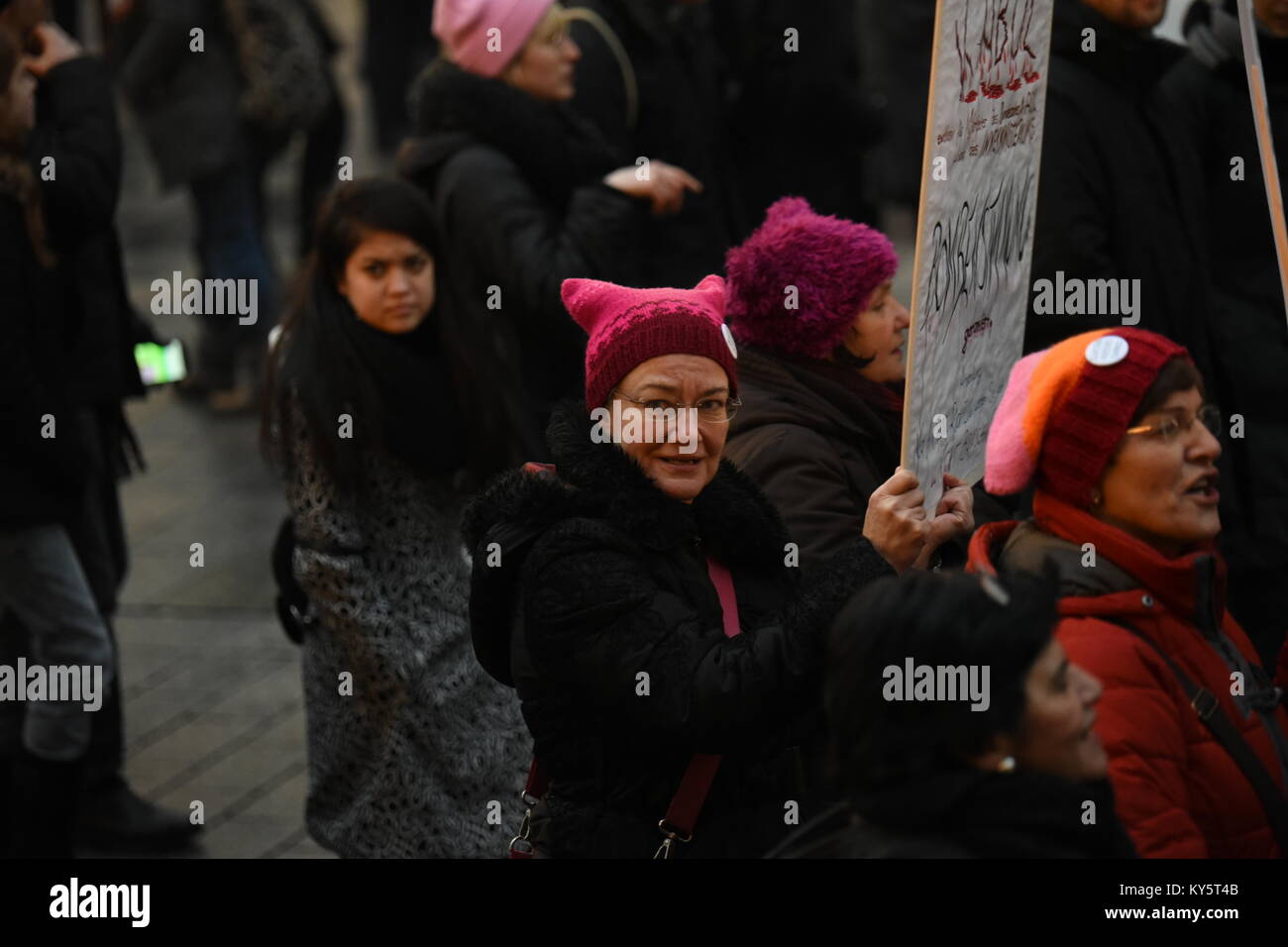 Wien, Österreich. 13 Jan, 2018. Mitglied der protestgruppe "Grannys gegen Rechts" während einer Demonstration gegen die Regierung. Credit: Vincent Sufiyan/Alamy leben Nachrichten Stockfoto