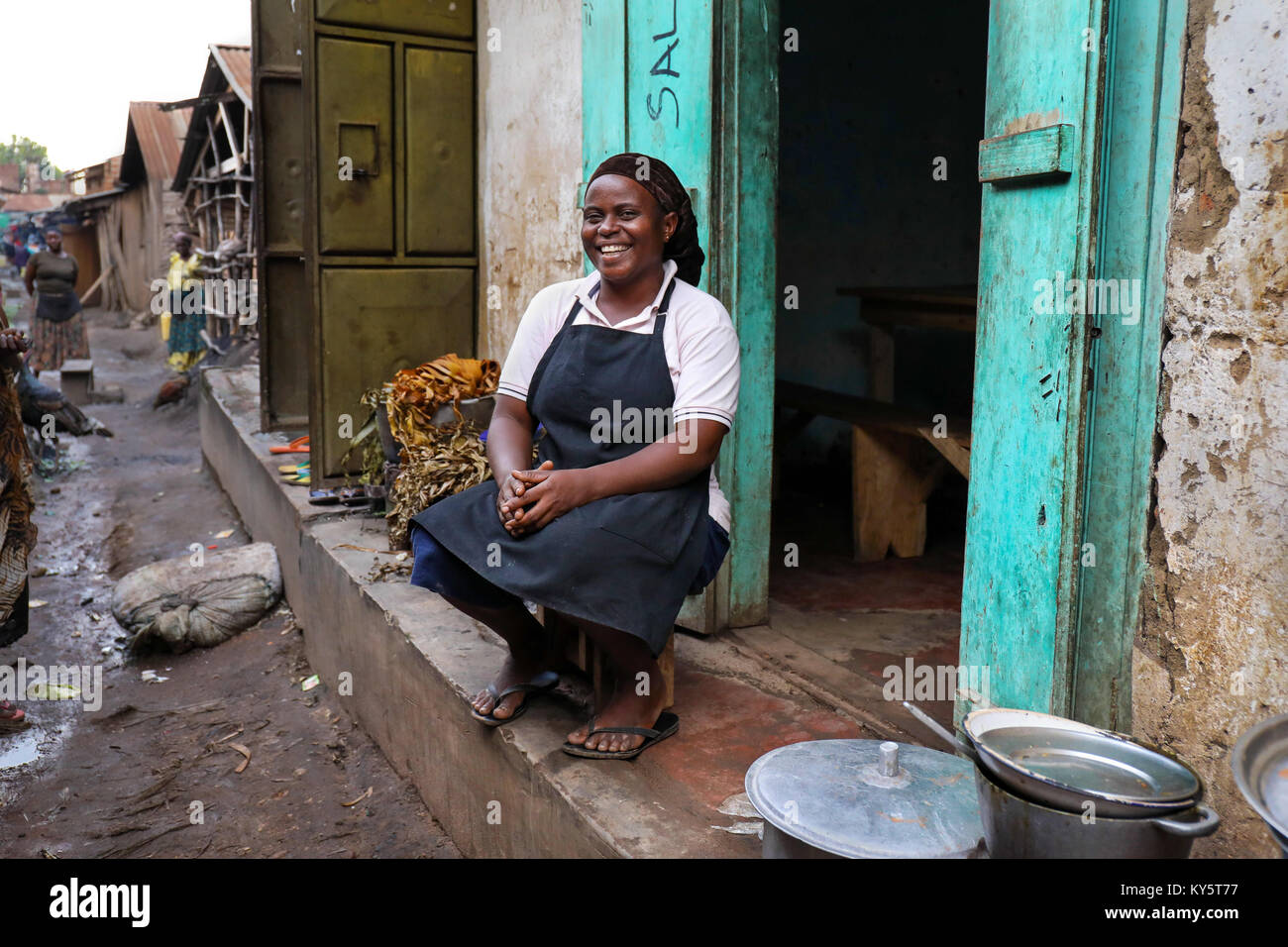 Lamwo. 13 Jan, 2018. Namusoke vor ihr Restaurant in Mbale, Uganda. Frauen sind das Herz von Afrika. Sie sind die Blut, dass in diesem Land lebendig hält. Während die LRA Krieg Frauen in Uganda wurden missbraucht, der Zugang zum Unterricht verweigert wird und ihrer Menschenwürde beraubt. In den letzten 10 Jahren, haben diese Frauen erzogen werden, unabhängig, und die befugt ist. Die Überwindung der wirtschaftlichen und finanziellen Fragen, sie sind eine Quelle der Inspiration und moderne Erfolgsgeschichte. Zur Ermächtigung der Frauen in Uganda ist von entscheidender Bedeutung für den Erfolg in diesem Entwicklungsland. Durch Ausbildung und technische Ausbildung, diese Frauen in Uga Stockfoto