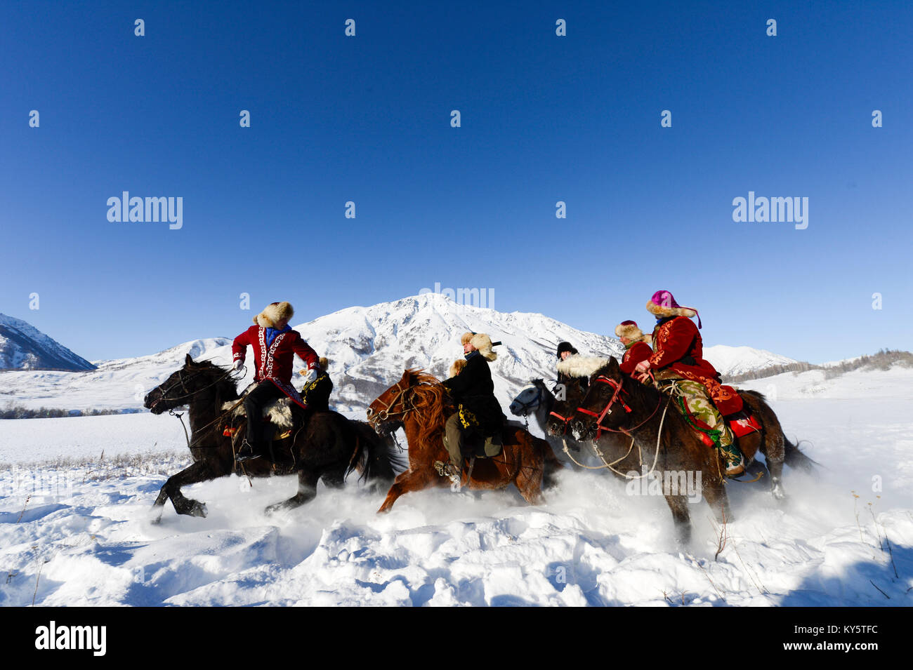 Peking, China Autonome Region Xinjiang Uygur. 1 Jan, 2018. Die Menschen vor Ort durchführen, eine Ziege - ergreifendes Spiel in Hemu Dorf Kanas, Nordwesten Chinas Autonome Region Xinjiang Uygur, Jan. 1, 2018. Credit: Zhao Ge/Xinhua/Alamy leben Nachrichten Stockfoto