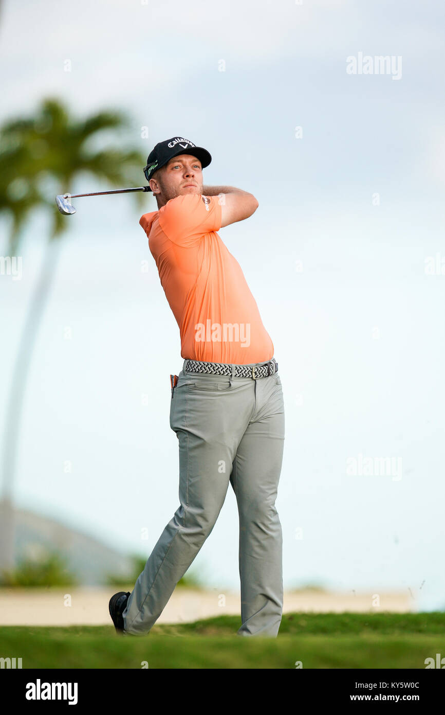 Honolulu, Hawaii, USA. 13 Jan, 2018. Talor Gooch Uhren sein T-Stück auf der 17 Loch, das während der dritten Runde der Sony Open bei Waialae Country Club in Honolulu, Hawaii. Glenn Yoza/CSM/Alamy leben Nachrichten Stockfoto