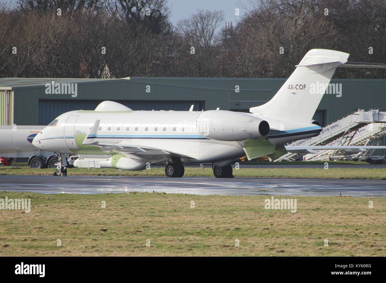 4X-COF, ein Bombardier Global 5000 für die Indische Luftwaffe bestimmt, am Internationalen Flughafen Prestwick, wo es ein paar Tage auf Versuchen verbracht. Stockfoto