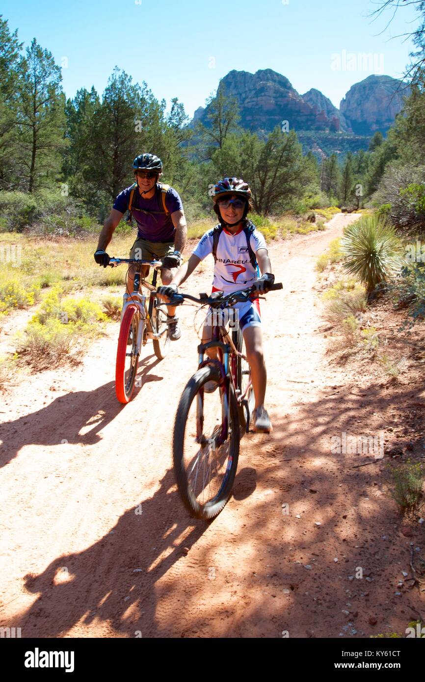 Vater und Sohn Mountainbiken in Sedona, AZ Stockfoto