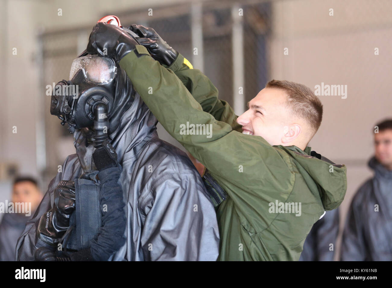 PERRY, Ga - Dekontamination Platoon und Identifizierung und Erkennung Platoon mit chemischen biologischen Incident Response Force, CBIRF, US Marine Corps Forces Command, ausgeführt, erweiterte Dekontamination/Feststellung und Nachweis der Ausbildung bei Guardian Zentren, Perry, Ga., Nov. 11-14, 2017. Während der einwöchigen Ausbildung der platoons, ihre Fähigkeiten in der Einrichtung und Aufteilung der Dekontamination Websites verfeinert, die Dekontamination Rolle Spieler, und die Identifizierung und Erkennung von bekannten Agenten in mehreren Szenarien einschließlich Masse casaulty, Strahlung Szenario und einer U-Szenario. (Offizielle USMC Stockfoto
