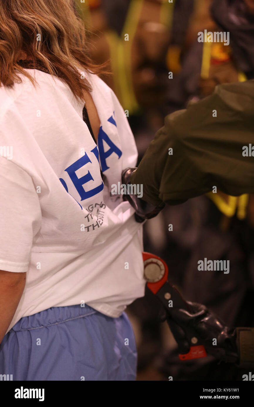 PERRY, Ga - Dekontamination Platoon und Identifizierung und Erkennung Platoon mit chemischen biologischen Incident Response Force, CBIRF, US Marine Corps Forces Command, ausgeführt, erweiterte Dekontamination/Feststellung und Nachweis der Ausbildung bei Guardian Zentren, Perry, Ga., Nov. 11-14, 2017. Während der einwöchigen Ausbildung der platoons, ihre Fähigkeiten in der Einrichtung und Aufteilung der Dekontamination Websites verfeinert, die Dekontamination Rolle Spieler, und die Identifizierung und Erkennung von bekannten Agenten in mehreren Szenarien einschließlich Masse casaulty, Strahlung Szenario und einer U-Szenario. (Offizielle USMC Stockfoto