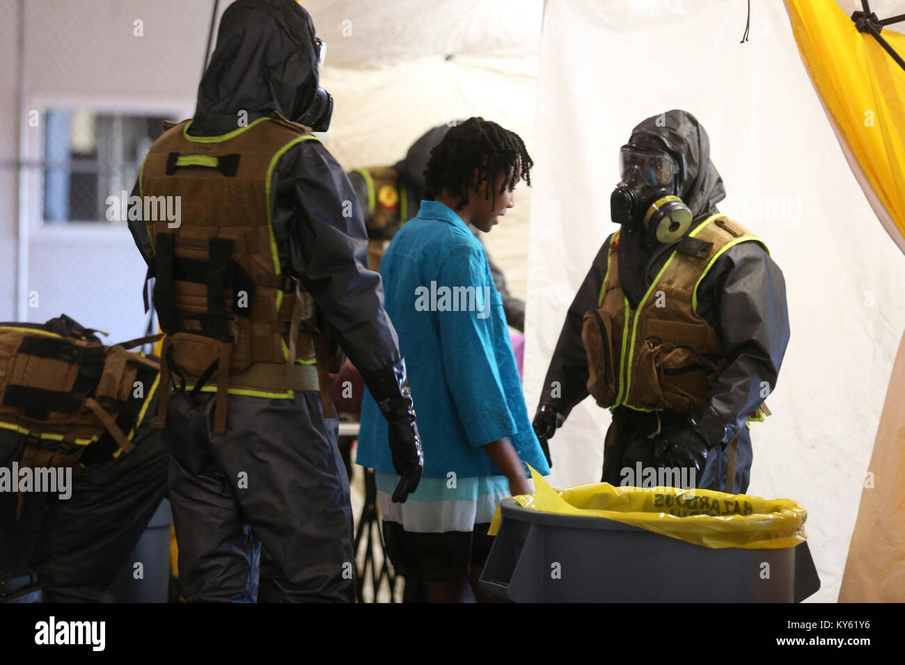 PERRY, Ga - Dekontamination Platoon und Identifizierung und Erkennung Platoon mit chemischen biologischen Incident Response Force, CBIRF, US Marine Corps Forces Command, ausgeführt, erweiterte Dekontamination/Feststellung und Nachweis der Ausbildung bei Guardian Zentren, Perry, Ga., Nov. 11-14, 2017. Während der einwöchigen Ausbildung der platoons, ihre Fähigkeiten in der Einrichtung und Aufteilung der Dekontamination Websites verfeinert, die Dekontamination Rolle Spieler, und die Identifizierung und Erkennung von bekannten Agenten in mehreren Szenarien einschließlich Masse casaulty, Strahlung Szenario und einer U-Szenario. (Offizielle USMC Stockfoto