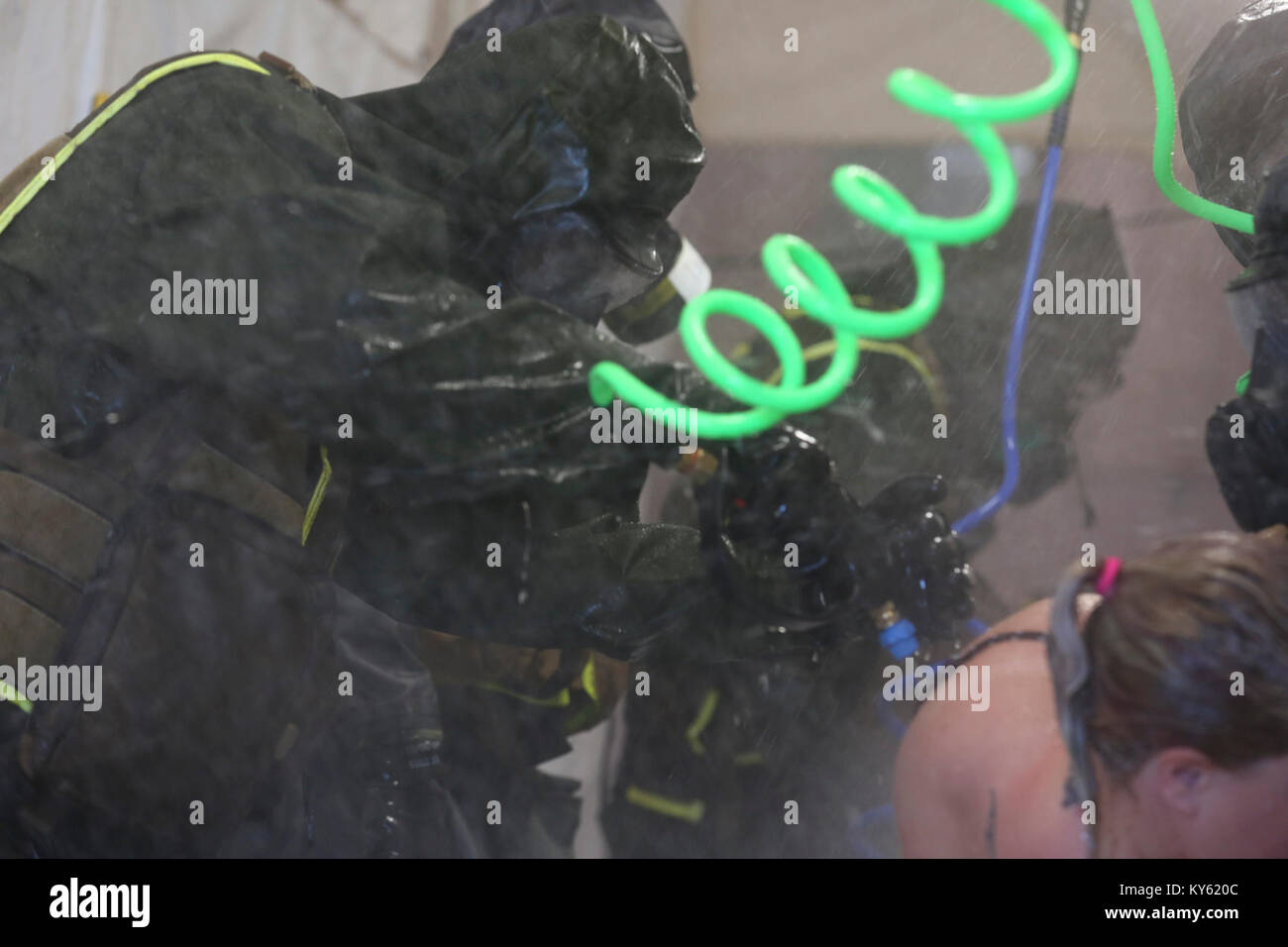 PERRY, Ga - Dekontamination Platoon und Identifizierung und Erkennung Platoon mit chemischen biologischen Incident Response Force, CBIRF, US Marine Corps Forces Command, ausgeführt, erweiterte Dekontamination/Feststellung und Nachweis der Ausbildung bei Guardian Zentren, Perry, Ga., Nov. 11-14, 2017. Während der einwöchigen Ausbildung der platoons, ihre Fähigkeiten in der Einrichtung und Aufteilung der Dekontamination Websites verfeinert, die Dekontamination Rolle Spieler, und die Identifizierung und Erkennung von bekannten Agenten in mehreren Szenarien einschließlich Masse casaulty, Strahlung Szenario und einer U-Szenario. (Offizielle USMC Stockfoto