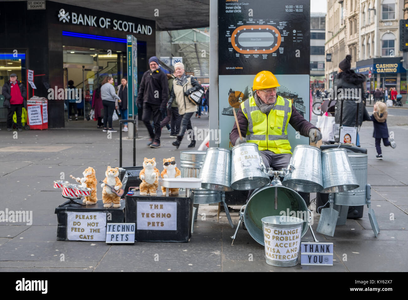 Glasgow Buskers home spielen, Schlagzeug Stockfoto