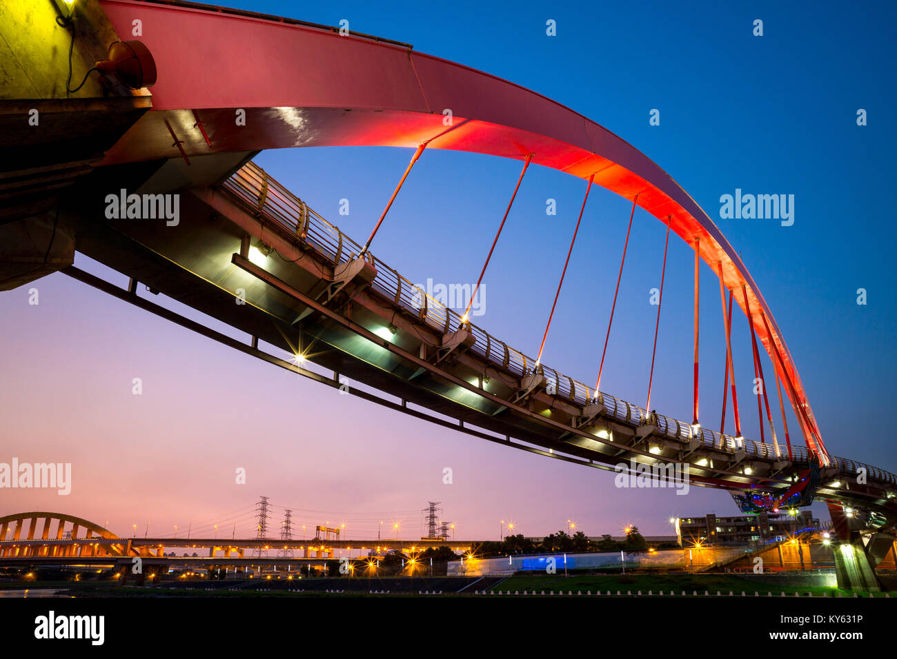 Nacht Blick auf die Rainbow Bridge in Taipei Stockfoto