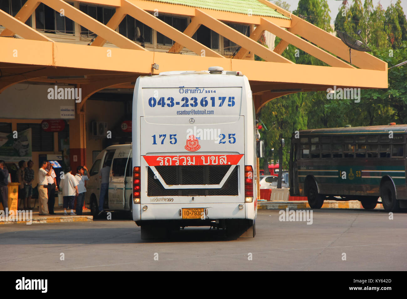 CHIANGMAI, THAILAND - 20. MÄRZ 2013: esarn Tour Company Bus Route Khonkaen und Chiangmai. Foto bei Chiangmai Busbahnhof, Thailand. Stockfoto