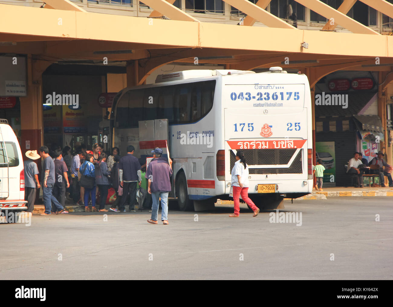 CHIANGMAI, THAILAND - 20. MÄRZ 2013: esarn Tour Company Bus Route Khonkaen und Chiangmai. Foto bei Chiangmai Busbahnhof, Thailand. Stockfoto