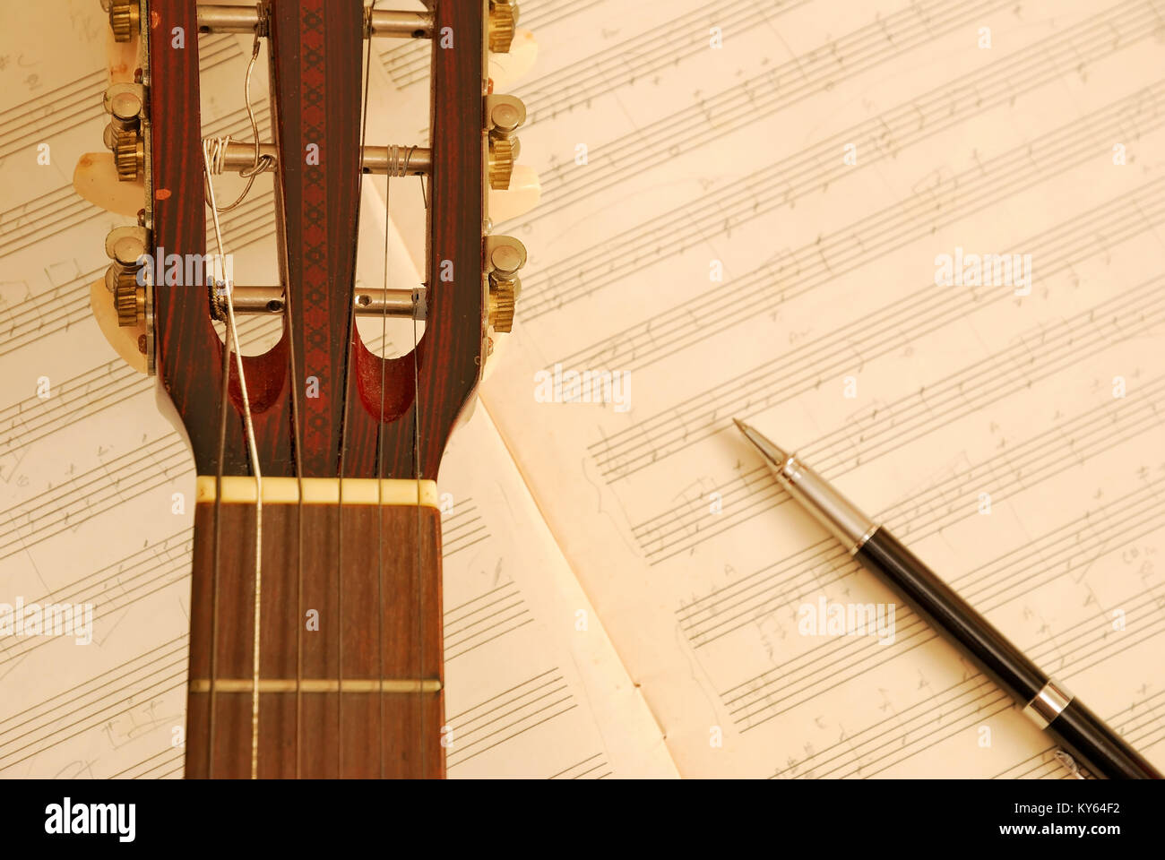 Gitarre mit Stift auf Musik Manuskript mit Sepia Effekt. Für Konzepte wie Komposition und Kreativität. Stockfoto