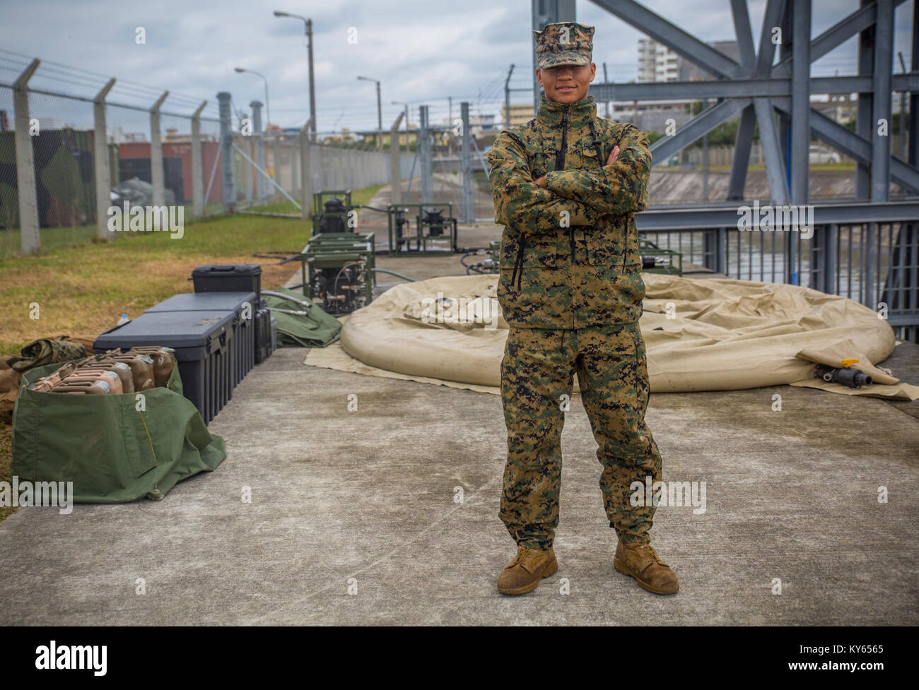 Cpl. Eric A. Mckinzy, mit 1 Marine Flugzeugflügel bereitgestellt, die Wünsche seiner Familie in den USA eine glückliche Feiertage von Camp Foster, Okinawa, Japan, 20. Dezember 2017. Mckinzy, ein Chicago Eingeborener, sagt, daß seine Lieblings Teil dieser Zeit des Jahres ist die "Essen… meine Mama immer ein riesiges Abendessen mit Lasagne, in der Türkei und eine ganze Menge andere tolle Sachen machen und es ist immer lecker. Ich kann nicht warten, um es wieder zu haben." Mckinzy ist ein Wasser-Techniker mit Marine Wing Support Squadron 172, Marine Flugzeuge Gruppe 36, 1. MAW. (U.S. Marine Corps Stockfoto