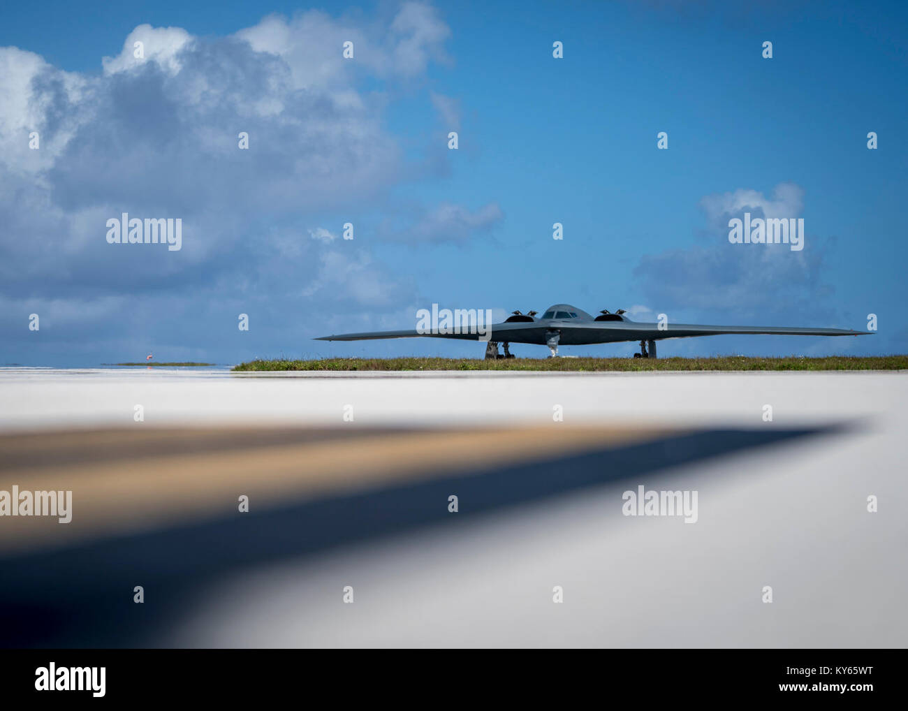 Ein B-2 Spirit, 509Th Bomb Wing, Whiteman Air Force Base zugeordnet, die Taxis auf der Flightline Jan. 8, 2018, bei Andersen Air Force Base (AFB), Guam. Etwa 200 Flieger und drei B-2 Spirituosen von Whiteman AFB, Missouri, zu Andersen AFB eingesetzt zur Unterstützung der US Pacific Command (FIRMA PACOM) Bomber Qualitätssicherung und Abschreckung Mission. Us Strategic Command Bomber regelmäßig drehen durch den indopazifischen Region der US-amerikanischen Firma Pacom leiten - LED-Air Operations, die Führer mit Abschreckung Optionen der regionalen Stabilität aufrecht zu erhalten. Während diese kurzfristige Bereitstellung, die B-2-s wird lokale und r Stockfoto