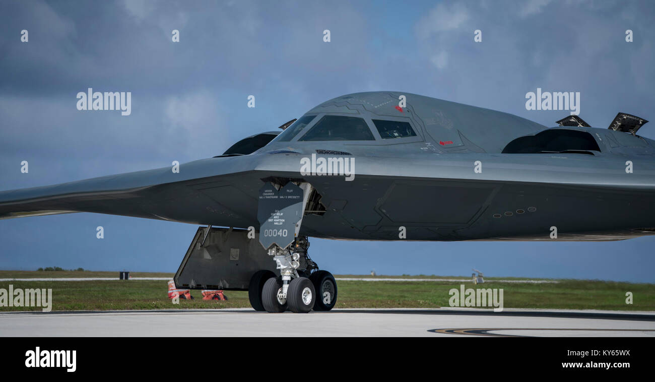 Ein B-2 Spirit, 509Th Bomb Wing, Whiteman Air Force Base zugeordnet, die Taxis auf der Flightline Jan. 8, 2018, bei Andersen (AFB), Guam. Etwa 200 Flieger und drei B-2 Spirituosen von Whiteman AFB, Missouri, zu Andersen AFB eingesetzt zur Unterstützung der US Pacific Command (FIRMA PACOM) Bomber Qualitätssicherung und Abschreckung Mission. Us Strategic Command Bomber regelmäßig drehen durch den indopazifischen Region der US-amerikanischen Firma Pacom leiten - LED-Air Operations, die Führer mit Abschreckung Optionen der regionalen Stabilität aufrecht zu erhalten. Während diese kurzfristige Bereitstellung, die B-2-s wird den lokalen und regionalen trainin Verhalten Stockfoto