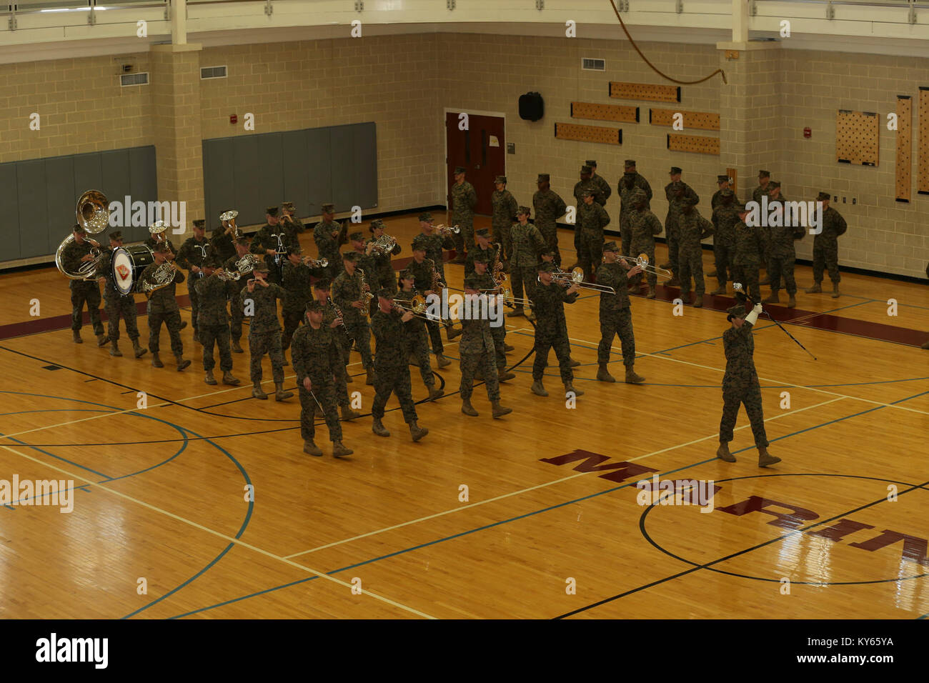 Marines mit dem 2. Marine Flugzeugflügel Band während einer Entlastung und Termin Zeremonie an der Wallace Creek Gymnasium auf Marine Corps Base Camp Lejeune, N.C., Jan. 8, 2018 statt. Die traditionelle Zeremonie symbolisiert den Übergang der Zuständigkeiten von Sgt. Maj. Scott D. Grad zu Sgt. Maj Charles A. Metzger. (U.S. Marine Corps Stockfoto