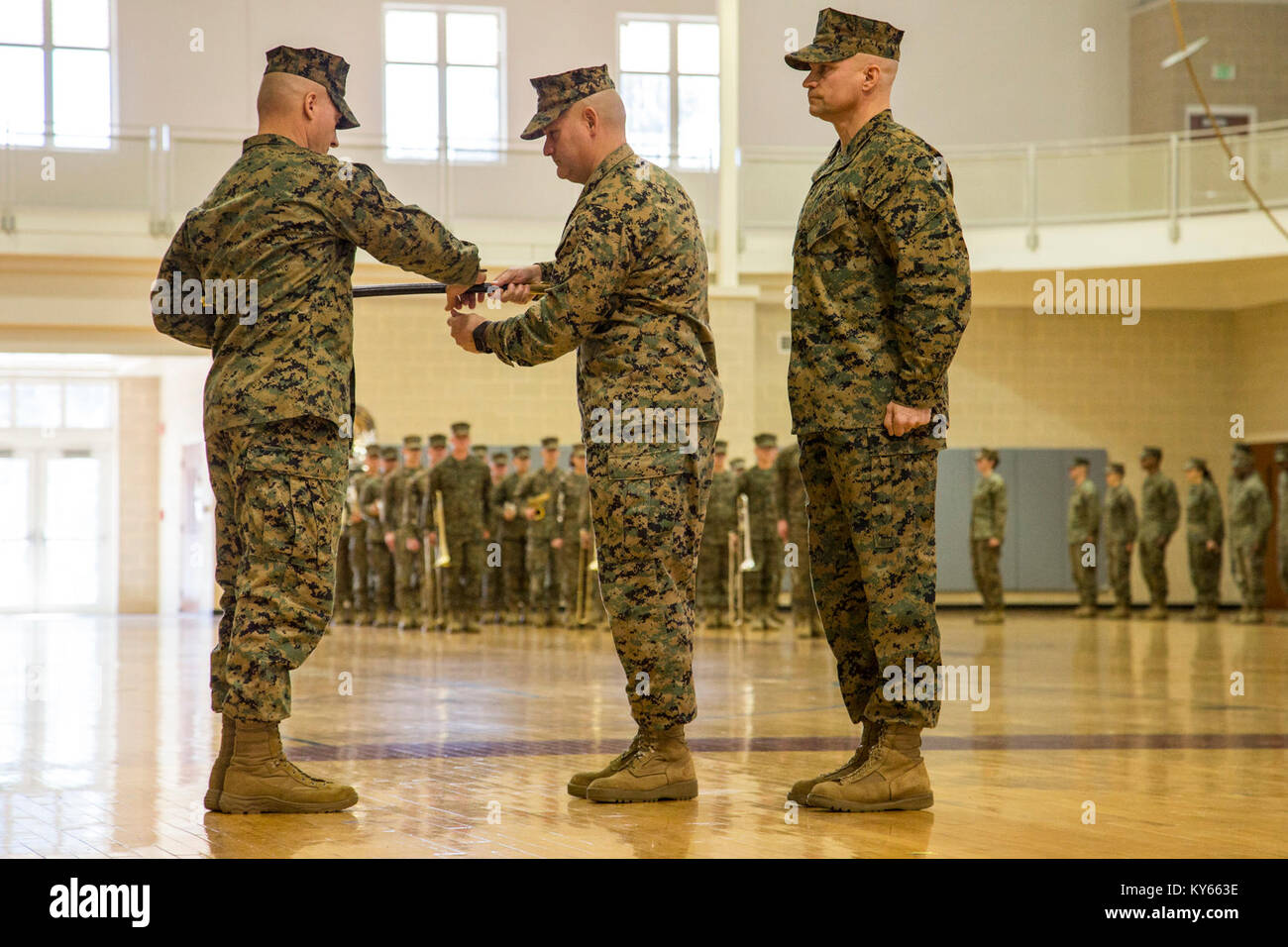 Sgt. Maj. Scott D. Grade, Mitte, Sergeant Major, Marine Corps Installationen Ost, Marine Corps Base Camp Lejeune, verzichtet das Schwert des Amtes nach Brig. Gen. Julian D. Alford, Kommandierender General, MCIEAST, MCB Camp Lejeune während eine Erleichterung und Termin Zeremonie an der Wallace Creek Gymnasium auf MCB Camp Lejeune, N.C., Jan. 8, 2018 statt. Die traditionelle Zeremonie symbolisiert den Übergang der Zuständigkeiten von Sgt. Maj. Scott D. Grad zu Sgt. Maj Charles A. Metzger. (U.S. Marine Corps Stockfoto