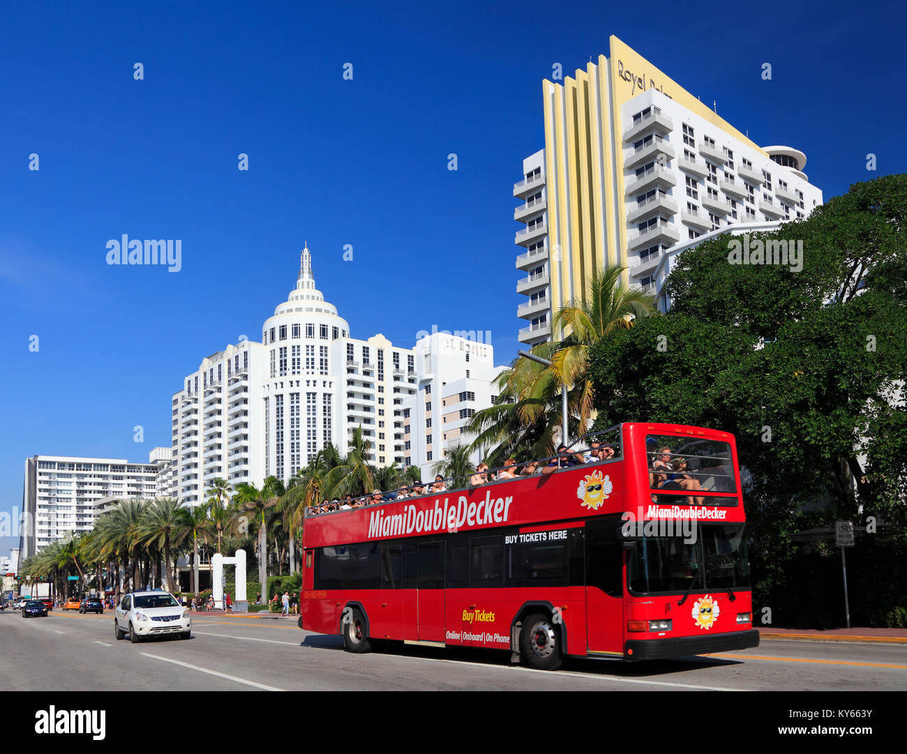 MIAMI BEACH, Florida: Dezember 29, 2017: Collins Avenue Art Deco Skyline von Miami Beach und touristische Doppeldecker im Vordergrund Stockfoto