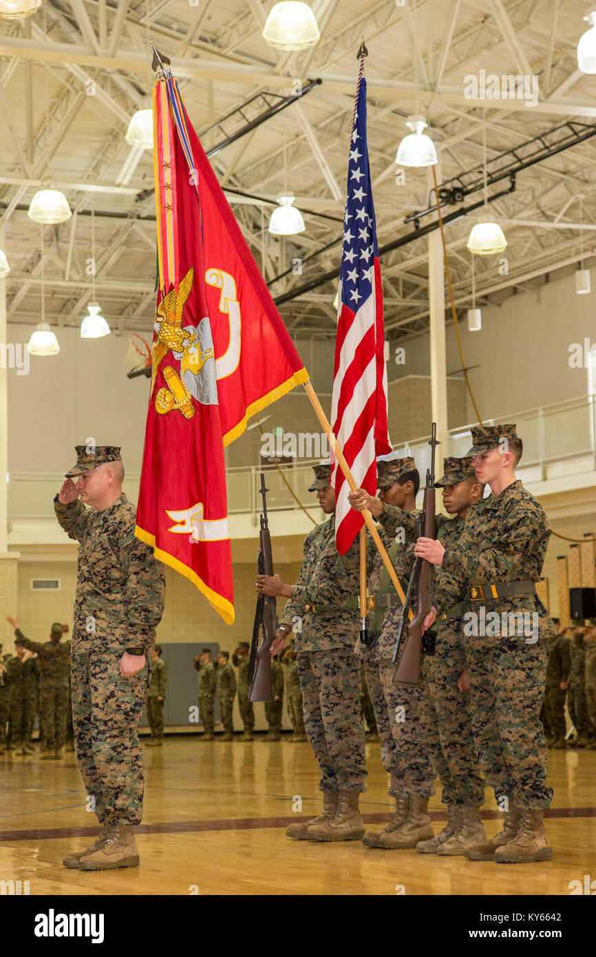 Sgt. Maj. Scott D. Grad, Sergeant Major, Marine Corps Installationen Ost, Marine Corps Base Camp Lejeune, grüßt, während eine Erleichterung und Termin Zeremonie an der Wallace Creek Gymnasium auf MCB Camp Lejeune, N.C., Jan. 8, 2018 statt. Die traditionelle Zeremonie symbolisiert den Übergang der Zuständigkeiten von Sgt. Maj. Scott D. Grad zu Sgt. Maj Charles A. Metzger. (U.S. Marine Corps Stockfoto