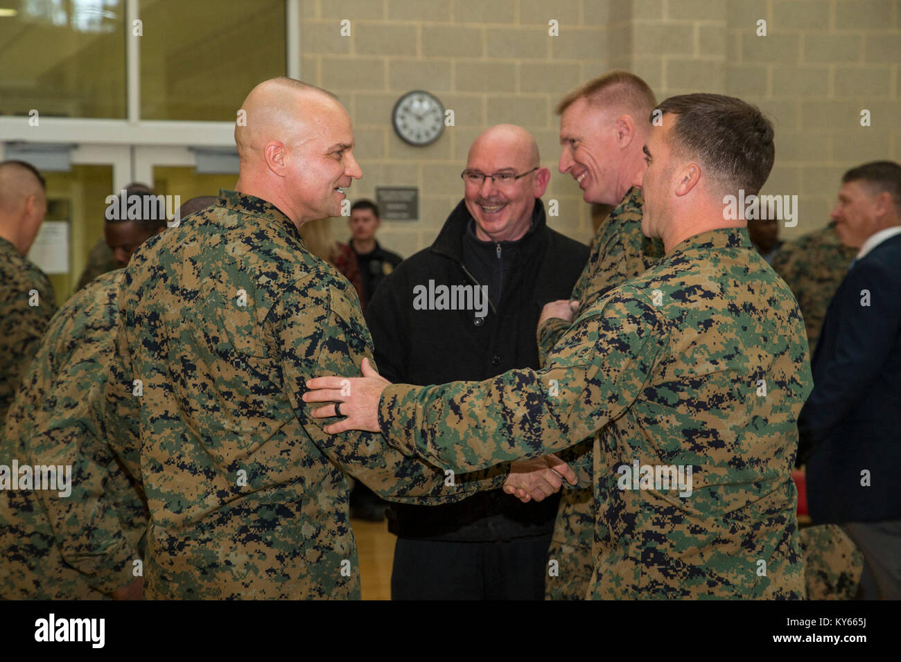 Us-Marines und verehrte Gäste gratulieren Sgt. Maj Charles A. Metzger nach einer Zeremonie, durch die er bestellt worden ist, wie die Marine Corps Installationen Ost, Marine Corps Base Camp Lejeune Sergeant Major. Die Zeremonie wurde an der Wallace Creek Gymnasium auf MCB Camp Lejeune, N.C., Jan. 8, 2018 statt. Die traditionelle Zeremonie symbolisiert den Übergang der Zuständigkeiten von Sgt. Maj. Scott D. Grad zu Sgt. Maj Charles A. Metzger. (U.S. Marine Corps Stockfoto