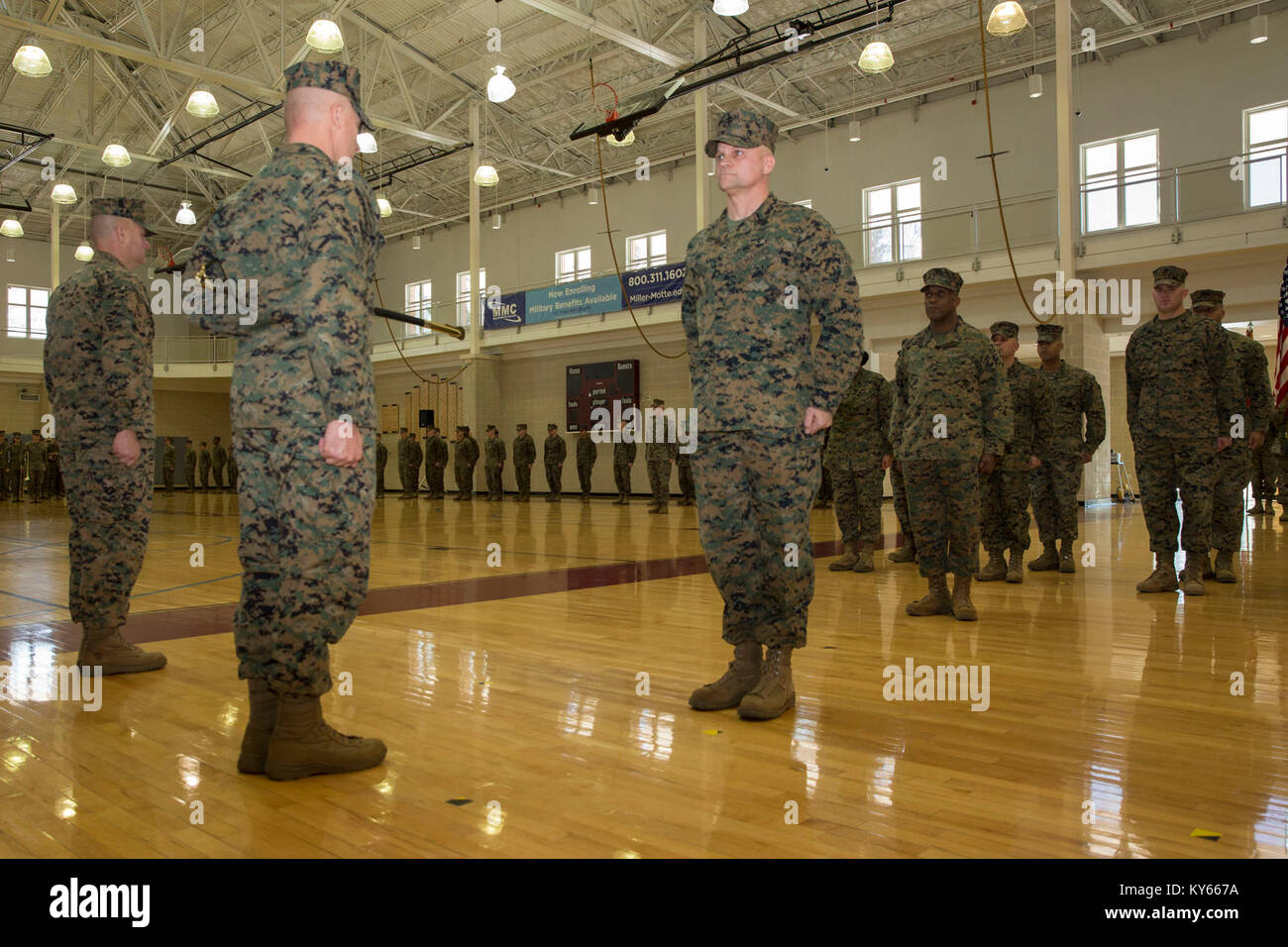 Brig. Gen. Julian D. Alford, Kommandierender General, Marine Corps Installationen Ost, Marine Corps Base Camp Lejeune, präsentiert Sgt. Maj Charles A. Metzger, Sergeant Major, MCIEAST, MCB Camp Lejeune mit dem Schwert des Büro während eine Erleichterung und Termin Zeremonie an der Wallace Creek Gymnasium auf MCB Camp Lejeune, N.C., Jan. 8, 2018 statt. Die traditionelle Zeremonie symbolisiert den Übergang der Zuständigkeiten von Sgt. Maj. Scott D. Grad zu Sgt. Maj Charles A. Metzger. (U.S. Marine Corps Stockfoto