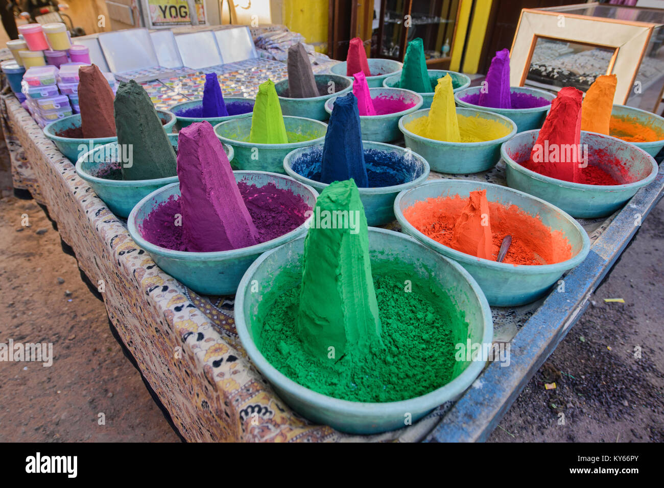Farbige Kegel Farbe Pulver in den Markt, Pushkar, Rajasthan, Indien Stockfoto