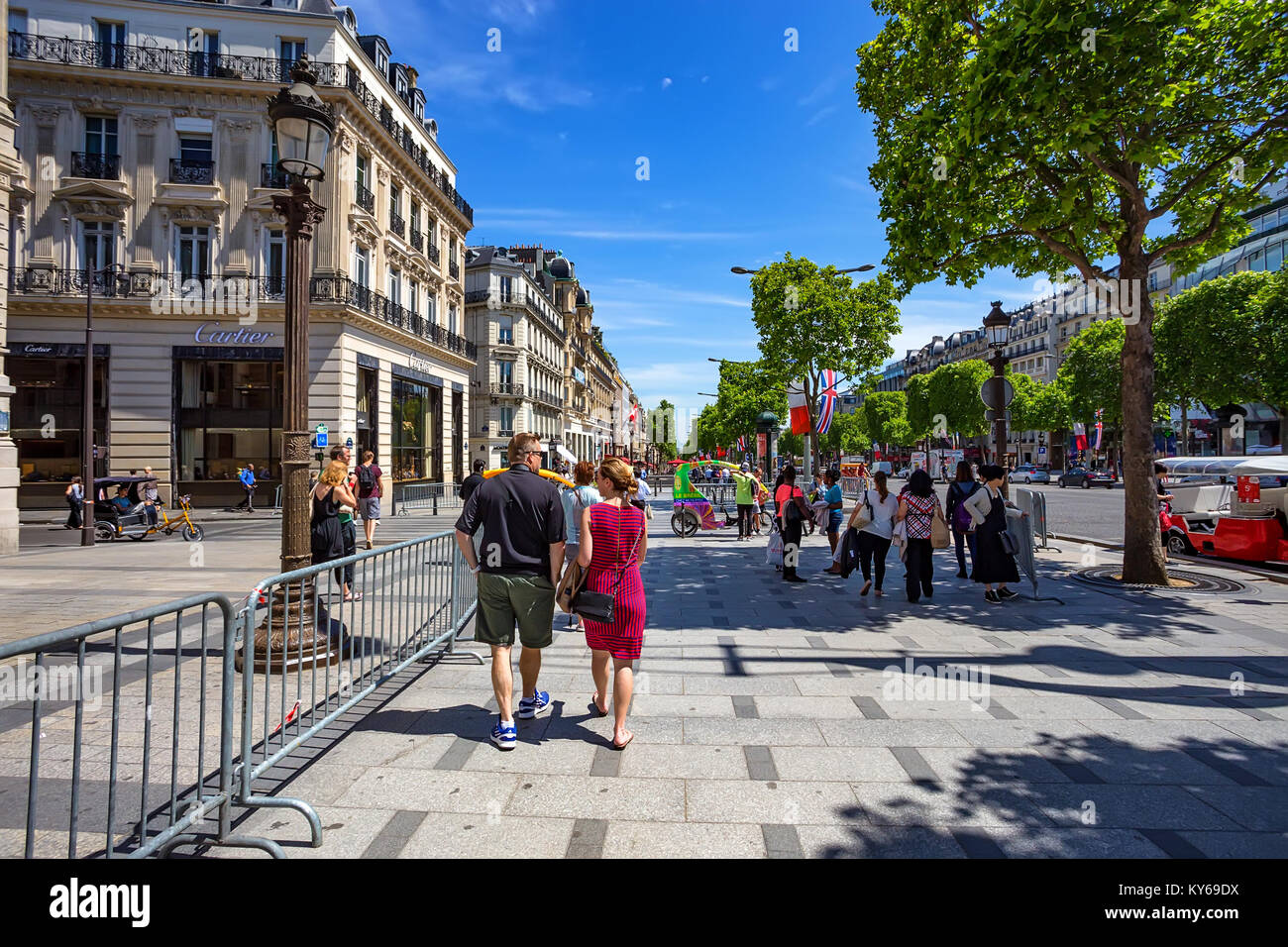 PARIS, Frankreich - Juni 2014: Stadt Straße auf sonnigen Nachmittag Stockfoto