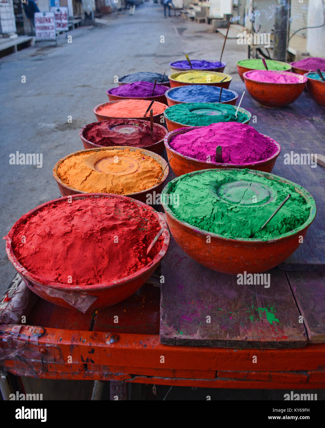 Farbige Kegel Farbe Pulver in den Markt, Pushkar, Rajasthan, Indien Stockfoto