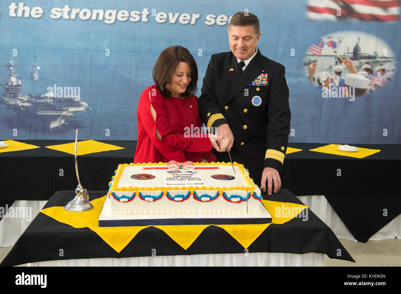 Busan, Republik Korea (Jan. 11, 2018) Hintere Adm. Michael E. Boyle, Commander, U.S. Naval Forces Korea, und seine Frau, Tracy, schneiden Sie einen Kuchen nach der Änderung des Befehls Zeremonie an CNFK Hauptquartier. Boyle entlastet Hinten Adm. Brad Cooper, immer 36 CNFK Commander's. (U.S. Marine Stockfoto