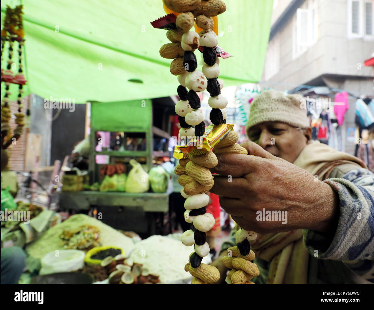 Jammu, Indien. 12 Jan, 2018. Indische Menschen kaufen üblichen eatables wie Erdnüsse, Popcorn und andere Snacks für den Lohri Festival von einem Straßenrand shop inJammu. Auf der lohri Tag Leute fliegen Drachen in den Tag und in der Nacht ein Lagerfeuer, um das Ereignis zu feiern. Lohri, eines der wichtigsten Festivals des Punjab, markiert den Höhepunkt des Winters und wird im Monat Januar jedes Jahr gefeiert. Credit: Shilpa Thakur/Pacific Press/Alamy leben Nachrichten Stockfoto