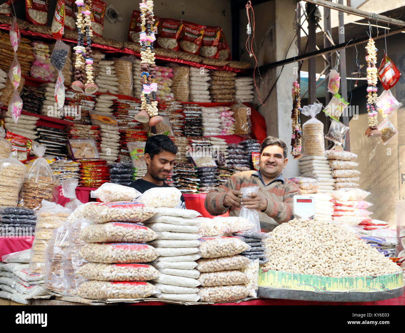 Jammu, Indien. 12 Jan, 2018. Indische Menschen kaufen üblichen eatables wie Erdnüsse, Popcorn und andere Snacks für den Lohri Festival von einem Straßenrand shop inJammu. Auf der lohri Tag Leute fliegen Drachen in den Tag und in der Nacht ein Lagerfeuer, um das Ereignis zu feiern. Lohri, eines der wichtigsten Festivals des Punjab, markiert den Höhepunkt des Winters und wird im Monat Januar jedes Jahr gefeiert. Credit: Shilpa Thakur/Pacific Press/Alamy leben Nachrichten Stockfoto