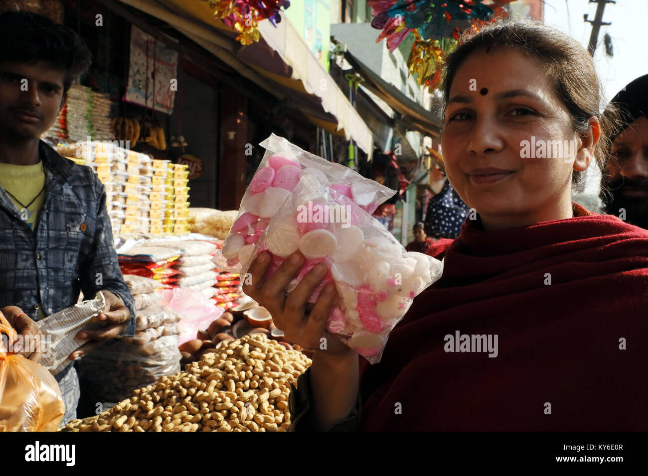 Jammu, Indien. 12 Jan, 2018. Indische Menschen kaufen üblichen eatables wie Erdnüsse, Popcorn und andere Snacks für den Lohri Festival von einem Straßenrand shop inJammu. Auf der lohri Tag Leute fliegen Drachen in den Tag und in der Nacht ein Lagerfeuer, um das Ereignis zu feiern. Lohri, eines der wichtigsten Festivals des Punjab, markiert den Höhepunkt des Winters und wird im Monat Januar jedes Jahr gefeiert. Credit: Shilpa Thakur/Pacific Press/Alamy leben Nachrichten Stockfoto