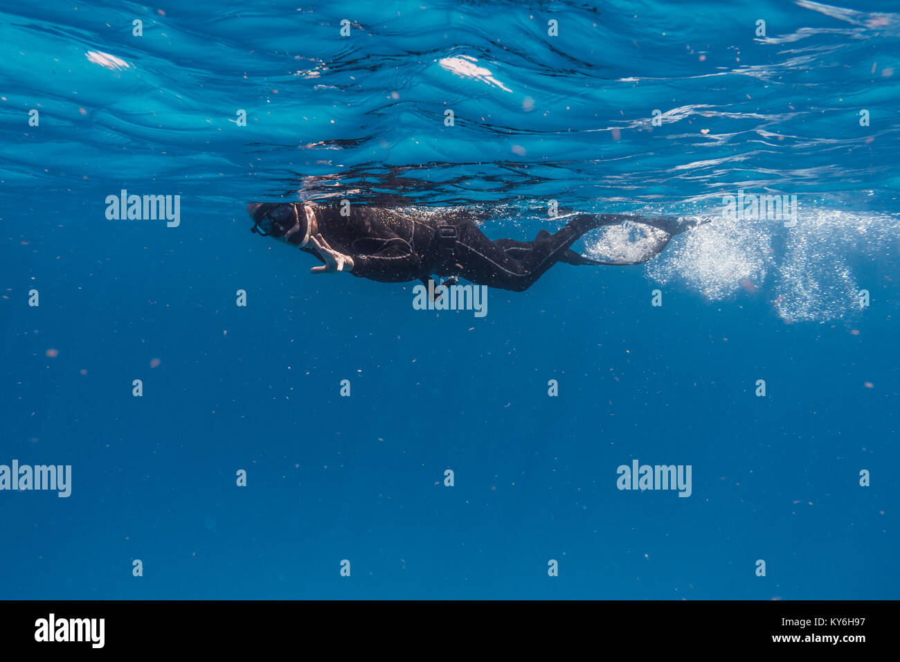 SAN ANDRES ISLAND, Kolumbien ca. März 2017. Frei-Taucher an der Oberfläche Fertig, zu einem tieferen Ort für Tauchen in der Karibik Deep Blue zu bewegen Stockfoto