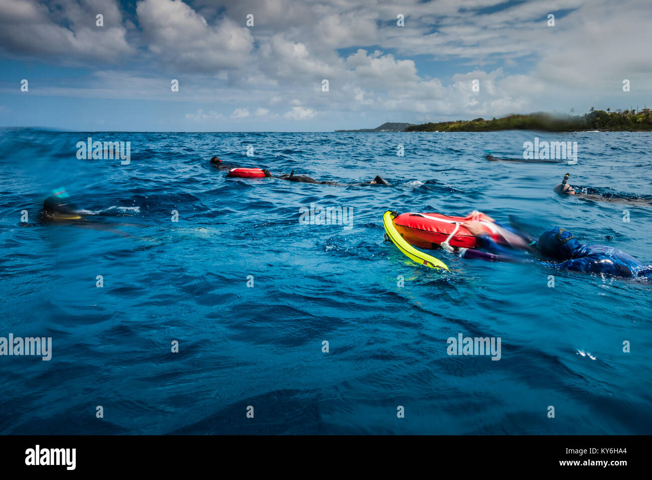 SAN ANDRES ISLAND, Kolumbien ca. März 2017. Frei-Taucher an der Oberfläche Fertig, zu einem tieferen Ort für Tauchen in der Karibik Deep Blue zu bewegen Stockfoto