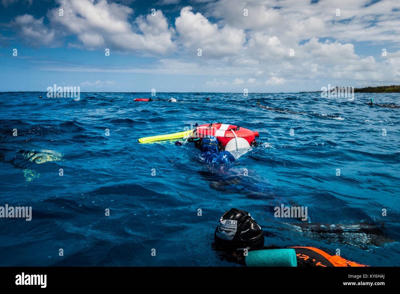 SAN ANDRES ISLAND, Kolumbien ca. März 2017. Frei-Taucher an der Oberfläche Fertig, zu einem tieferen Ort für Tauchen in der Karibik Deep Blue zu bewegen Stockfoto