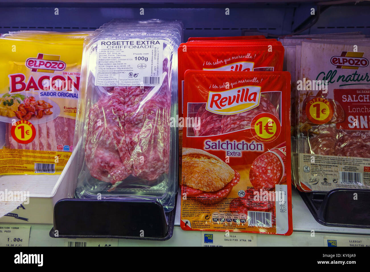 Fleischerzeugnisse in Pakete verpackt, Pas de la Casa, Andorra Stockfoto