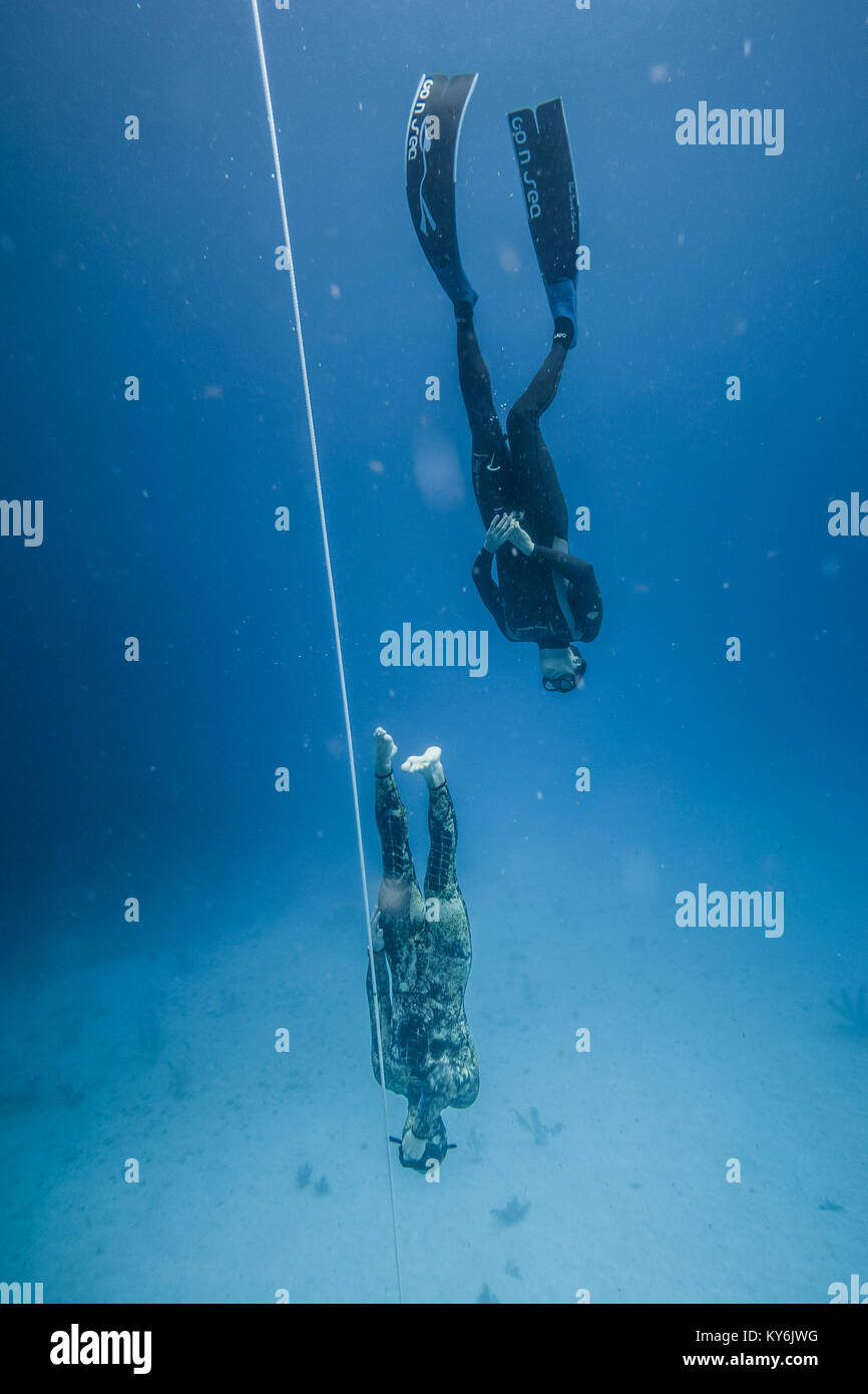 SAN ANDRES ISLAND, Kolumbien ca. März 2017. Freediverin und seine Sicherheit Taucher tauchen und nach dem Leben Linie zu aller Zeit in das tiefe Blau des San Stockfoto