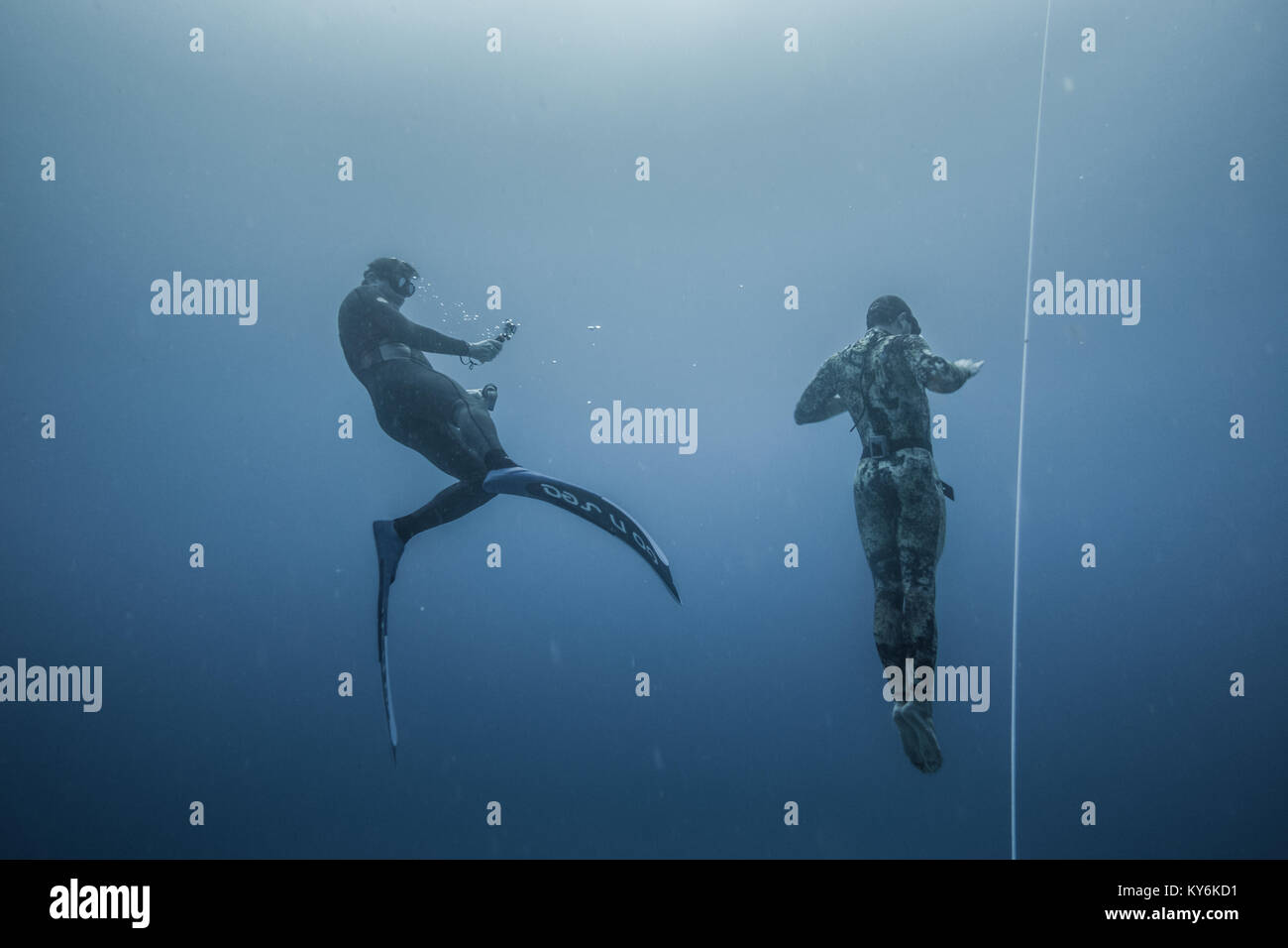 SAN ANDRES ISLAND, Kolumbien ca. März 2017. Freediverin und seine Sicherheit Taucher tauchen und nach dem Leben Linie zu aller Zeit in das tiefe Blau des San Stockfoto