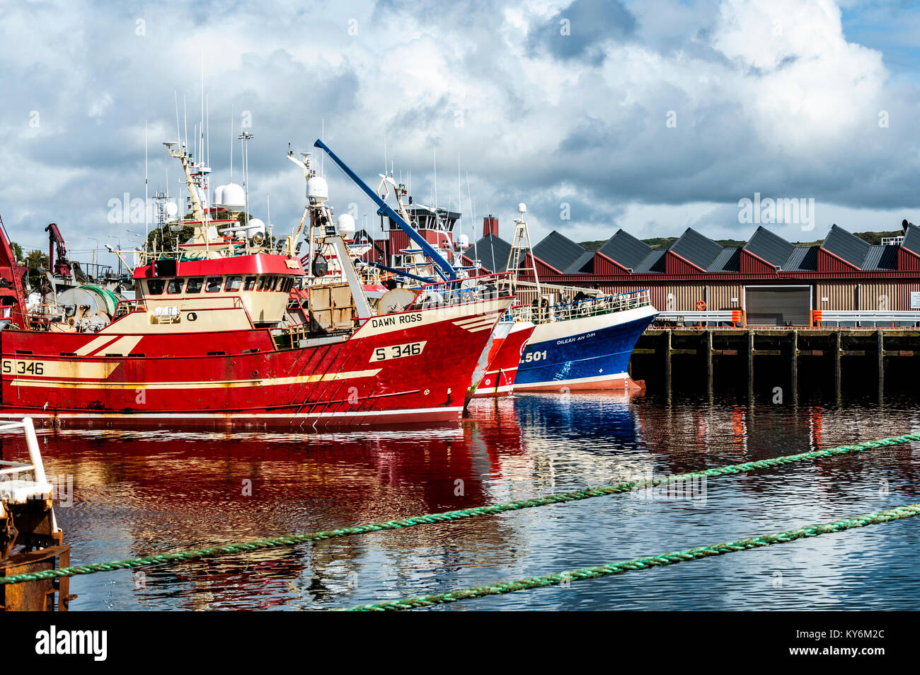 Fischtrawler in Cröffelbach Harbor County Donegal, Irland Stockfoto