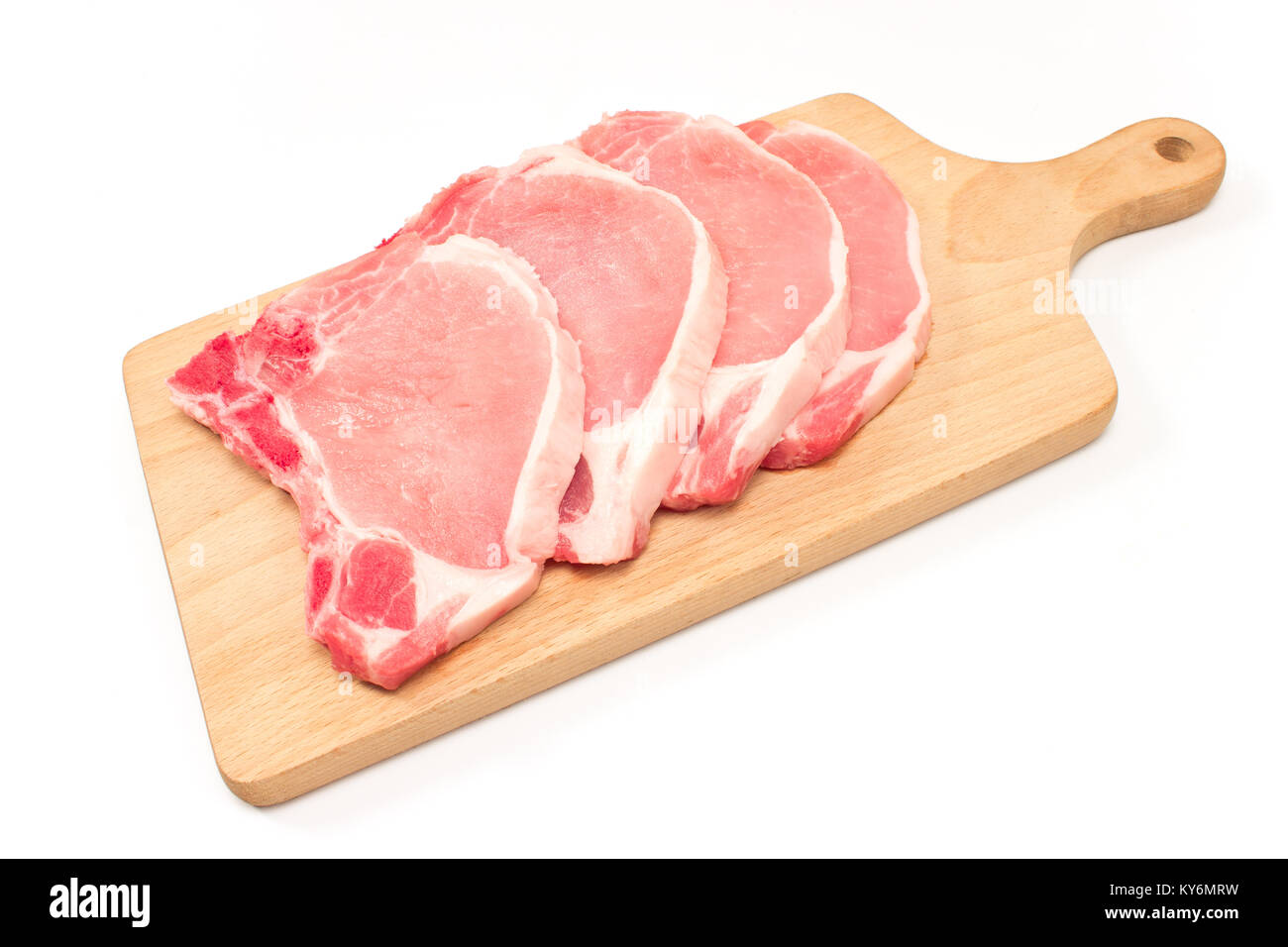 Rohes Schweinefleisch chop auf Schneidebrett isoliert auf weißem Stockfoto
