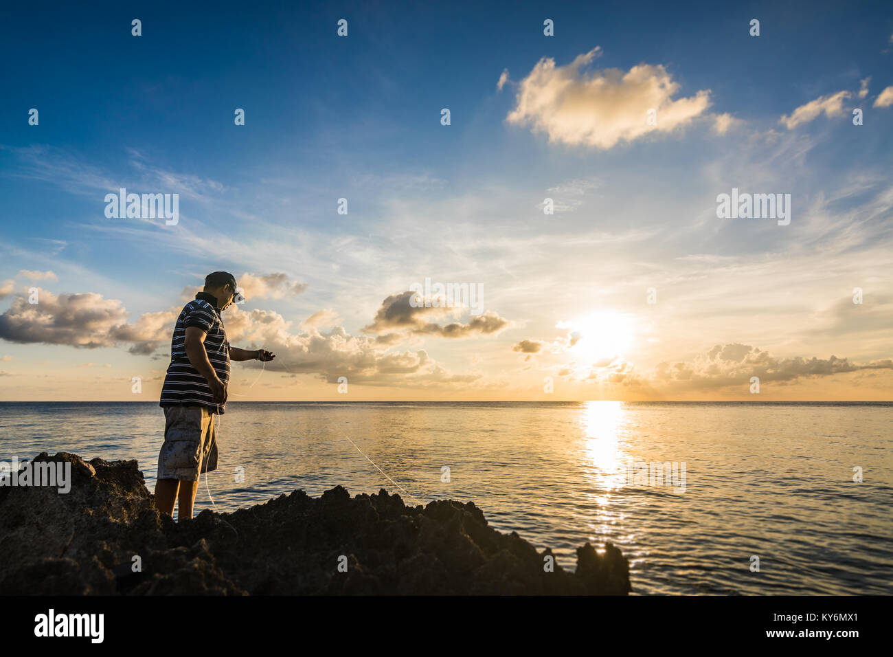 SAN ANDRES ISLAND, Kolumbien ca. März 2017. Fischer Drehen und Werfen Sie den Draht mit einem Köder ohne mit einer Stange. Dies ist die Art und Weise der lokalen Insel Stockfoto