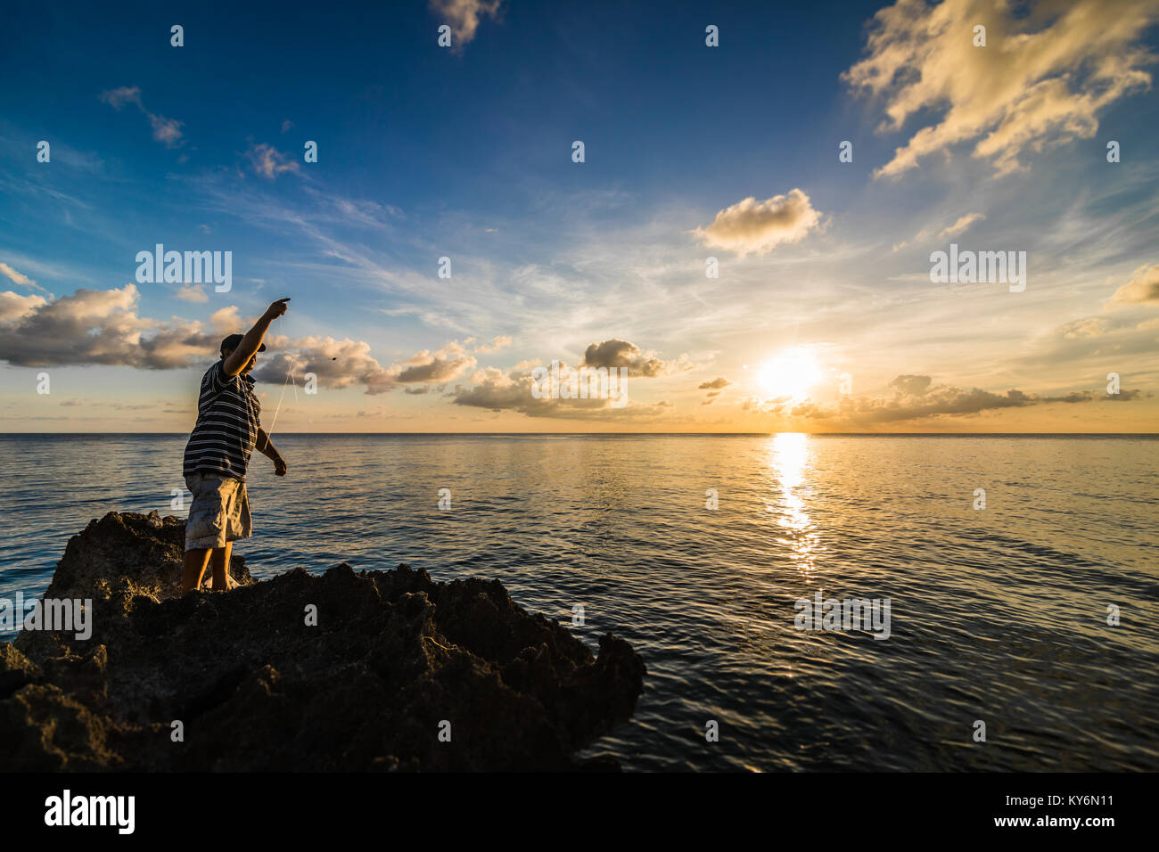 SAN ANDRES ISLAND, Kolumbien ca. März 2017. Fischer Drehen und Werfen Sie den Draht mit einem Köder ohne mit einer Stange. Dies ist die Art und Weise der lokalen Insel Stockfoto