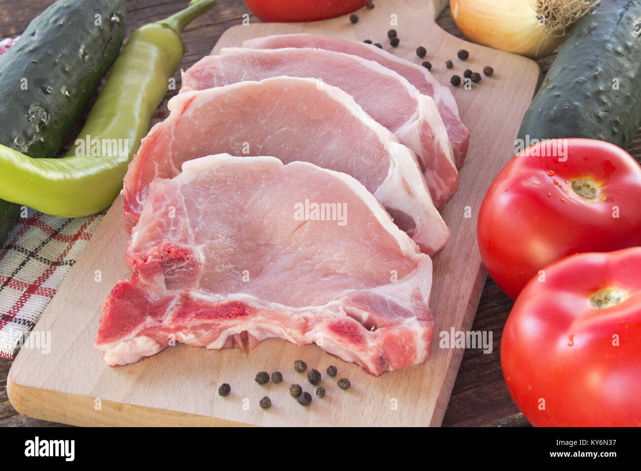 Rohes Schweinefleisch mit Gemüse chop auf Schneidebrett Stockfoto