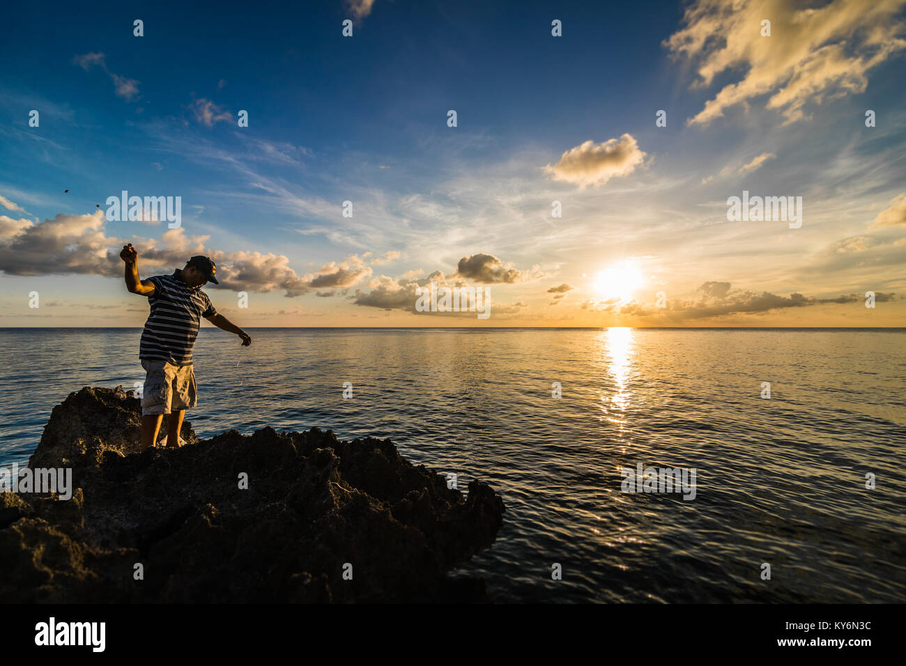 SAN ANDRES ISLAND, Kolumbien ca. März 2017. Fischer Drehen und Werfen Sie den Draht mit einem Köder ohne mit einer Stange. Dies ist die Art und Weise der lokalen Insel Stockfoto