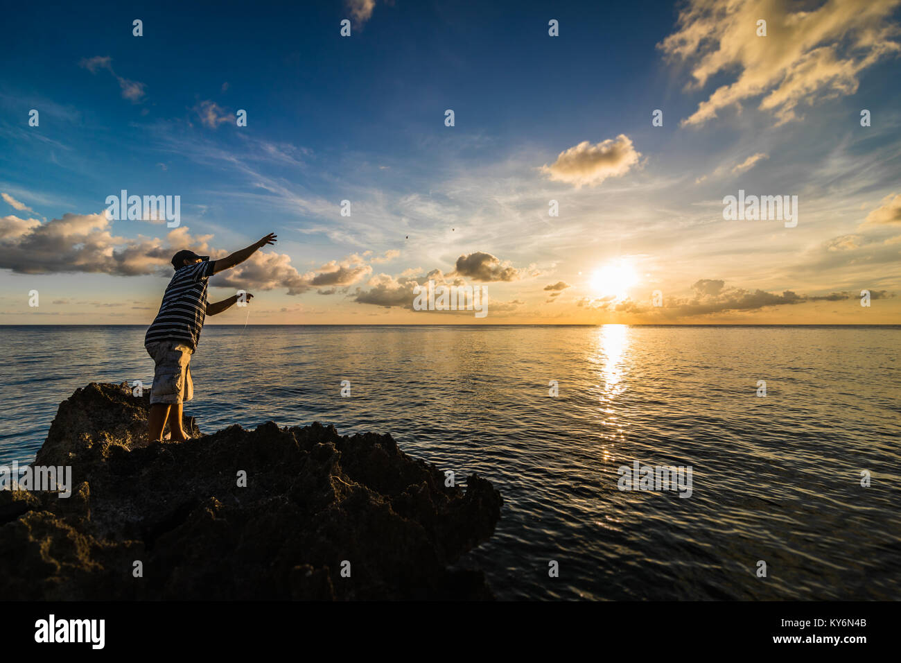 SAN ANDRES ISLAND, Kolumbien ca. März 2017. Fischer Drehen und Werfen Sie den Draht mit einem Köder ohne mit einer Stange. Dies ist die Art und Weise der lokalen Insel Stockfoto