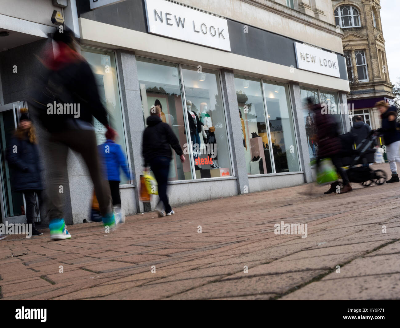 Verschwommene Menschen zu Fuß vorbei an einem neuen Store suchen Stockfoto