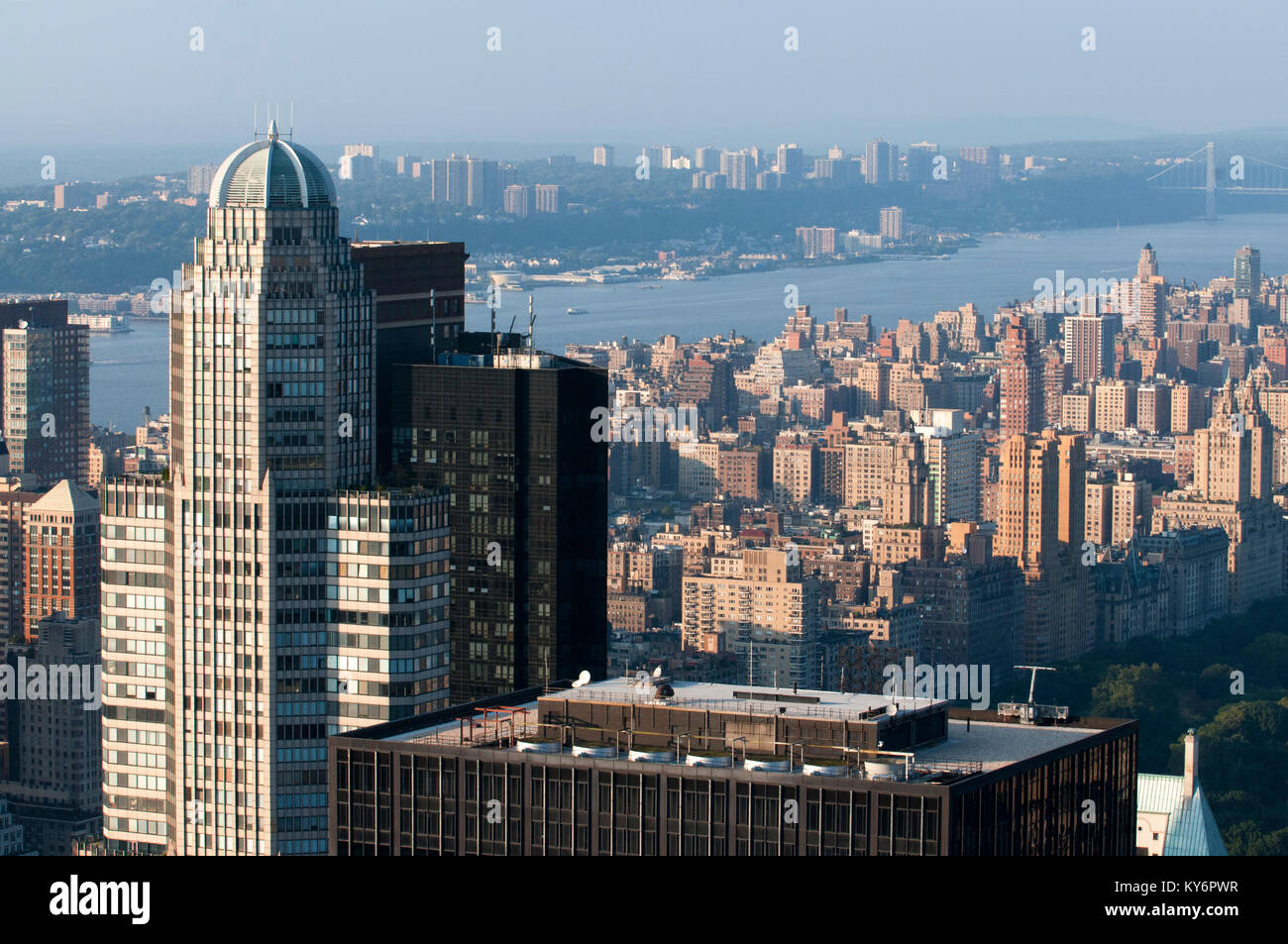 Luftaufnahmen des Central Park und dem Hudson River Park, neben der Wolkenkratzer, die es umgeben. Stockfoto