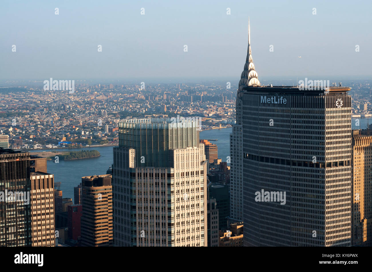 Blick auf untere Midtown mit Metlife Building im Vordergrund und hinter das Chrysler Building. Stockfoto