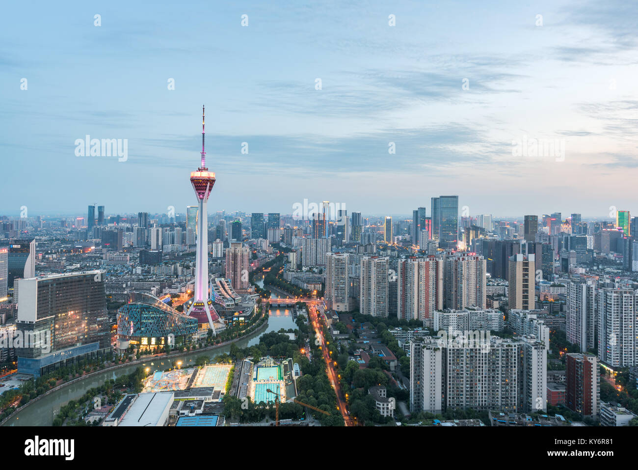 Chengdu skyline Luftbild mit Sichuan TV Tower in der Dämmerung Stockfoto
