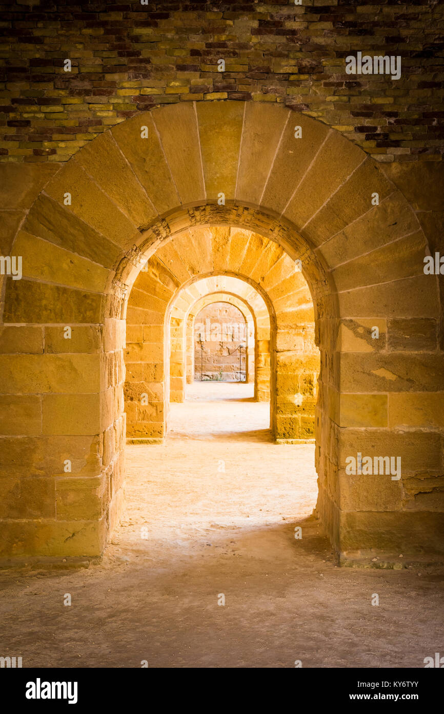 Italien - die Alte Burg von Syrakus in Sizilien. Bögen aus Stein in der Perspektive. Stockfoto